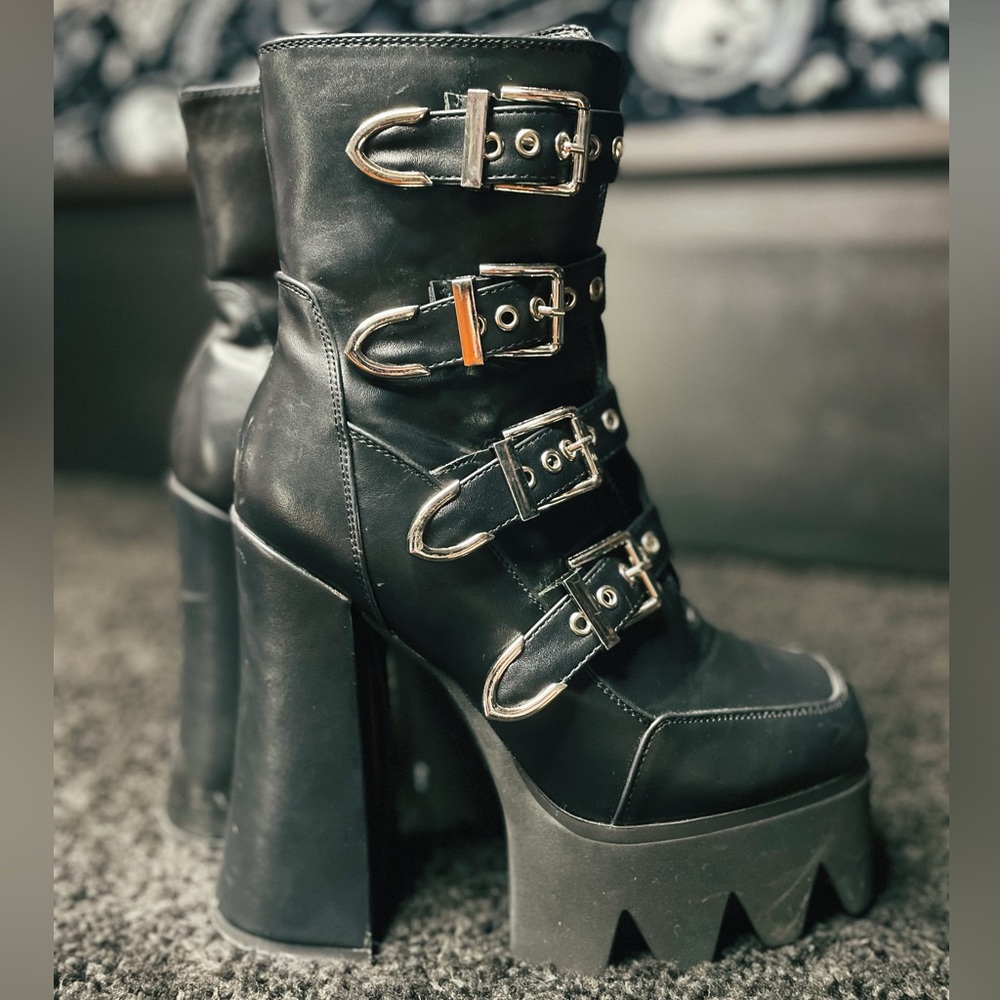 Lamoda black boots